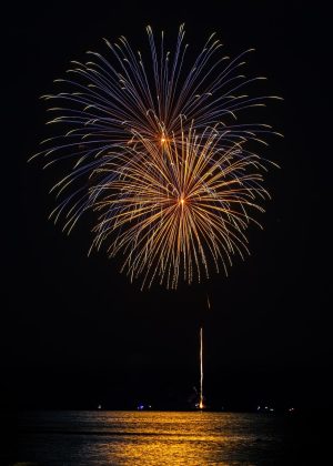好莱坞2026年动作续集大片，主角在爆炸与废墟背景前全力奔跑，画面火光冲天，高饱和电影海报风格，适合1080P高清电影下载