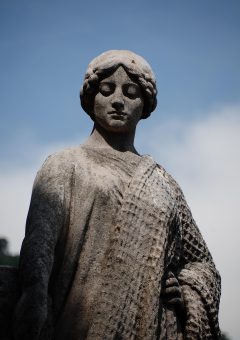 2025年国产历史战争大片，古代战场上骑兵冲锋的壮观场面，烟尘弥漫，适合最新电影下载国产大片爱好者