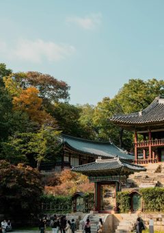 2026年韩国家庭剧情片，一家三代人围坐在传统韩屋里的温馨画面，色调温暖，适合最新电影下载韩国剧情片爱好者