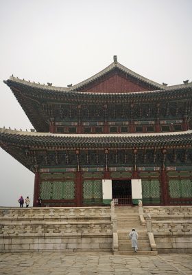 2026年韩国爱情剧情片，男女主角在首尔街头雨中相遇的温柔画面，色彩清新，适合最新电影下载爱情专区